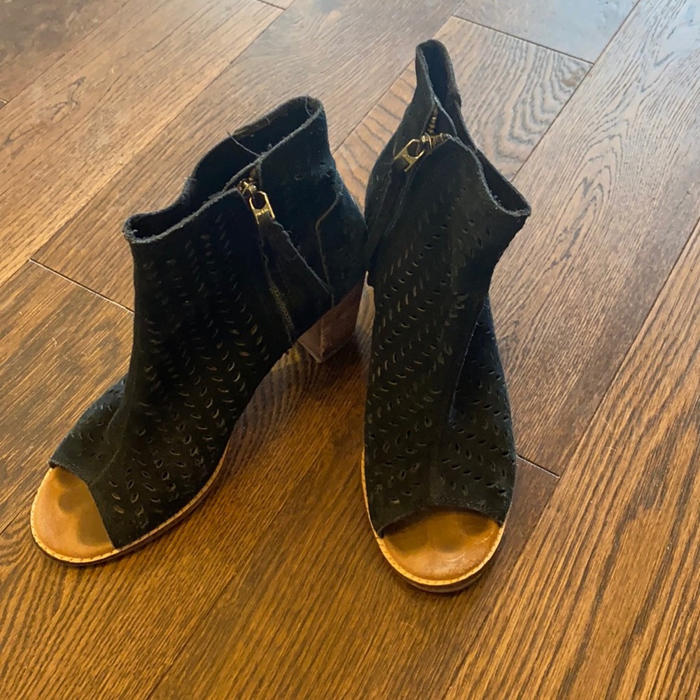 Black Tom heels